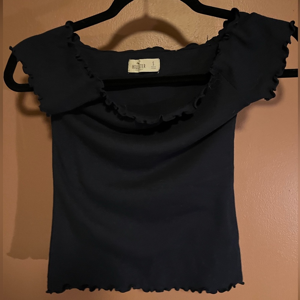 Hollister lettuce off the shoulder crop